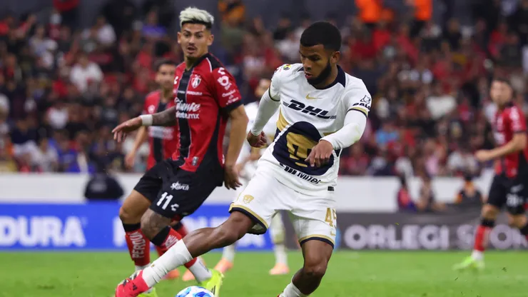 Atlas y Pumas chocan en el Estadio Jalisco.