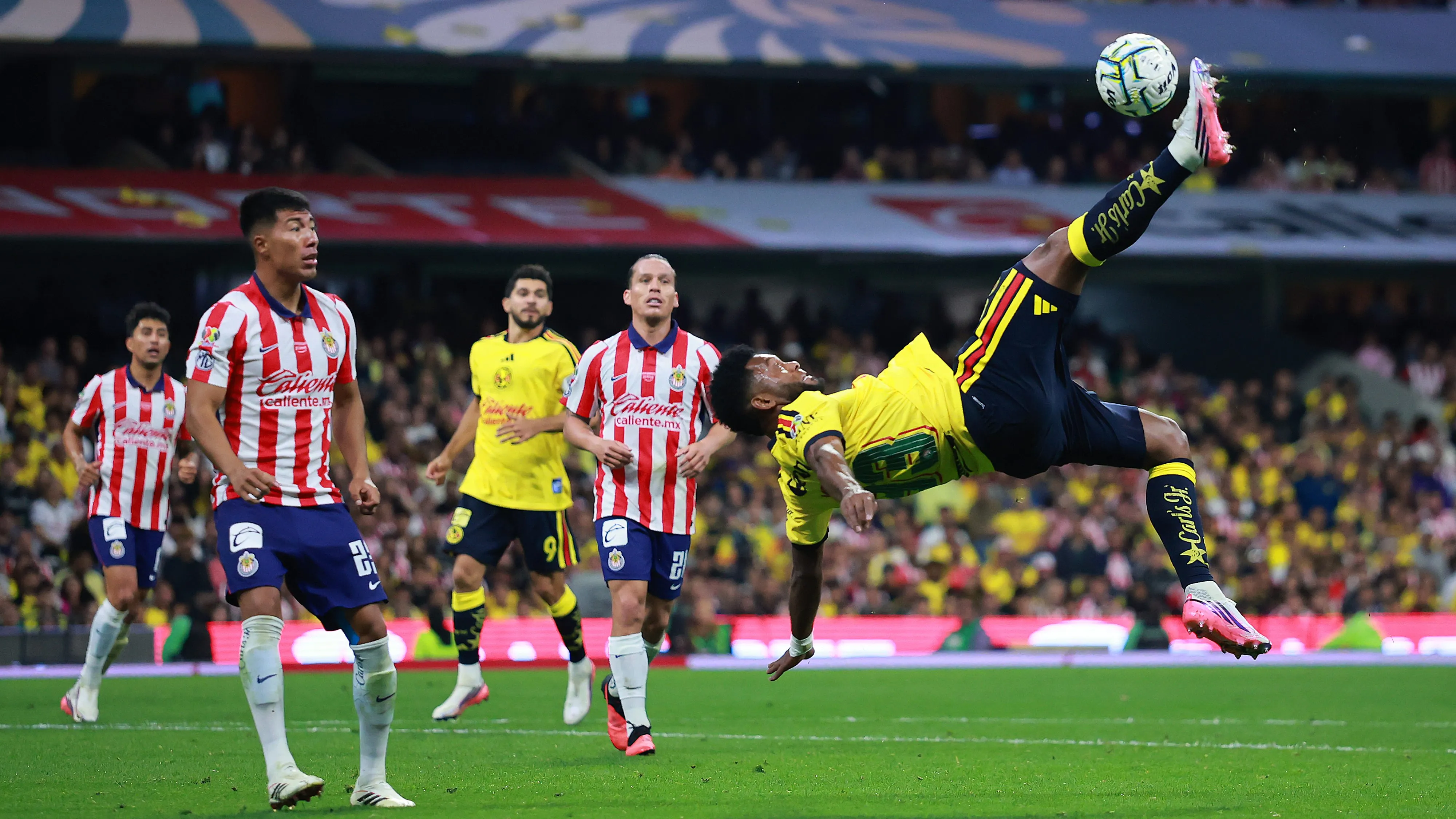 La chilena de Borja, uno de los goles del año [Foto: Getty]