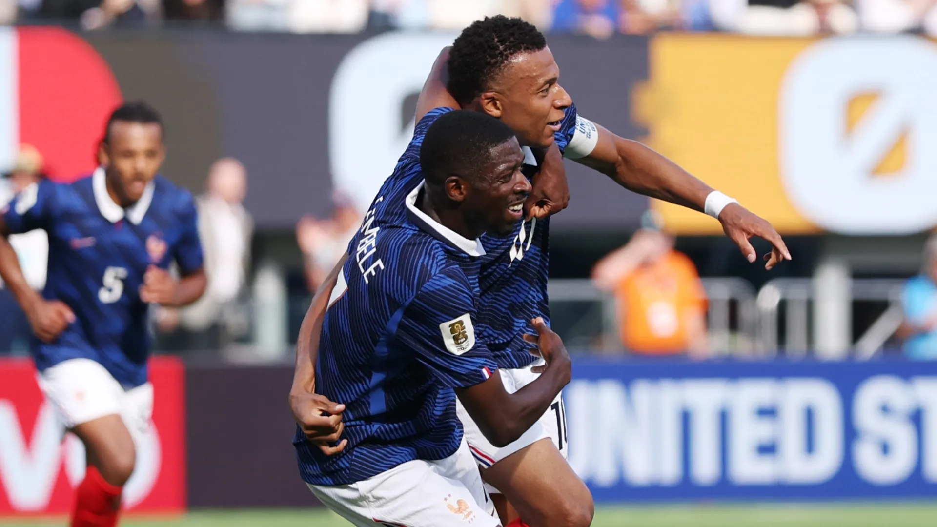 Kylian Mbappe celebrando con Ousmane Dembele durante el Mundial 2026 contra Suecia.