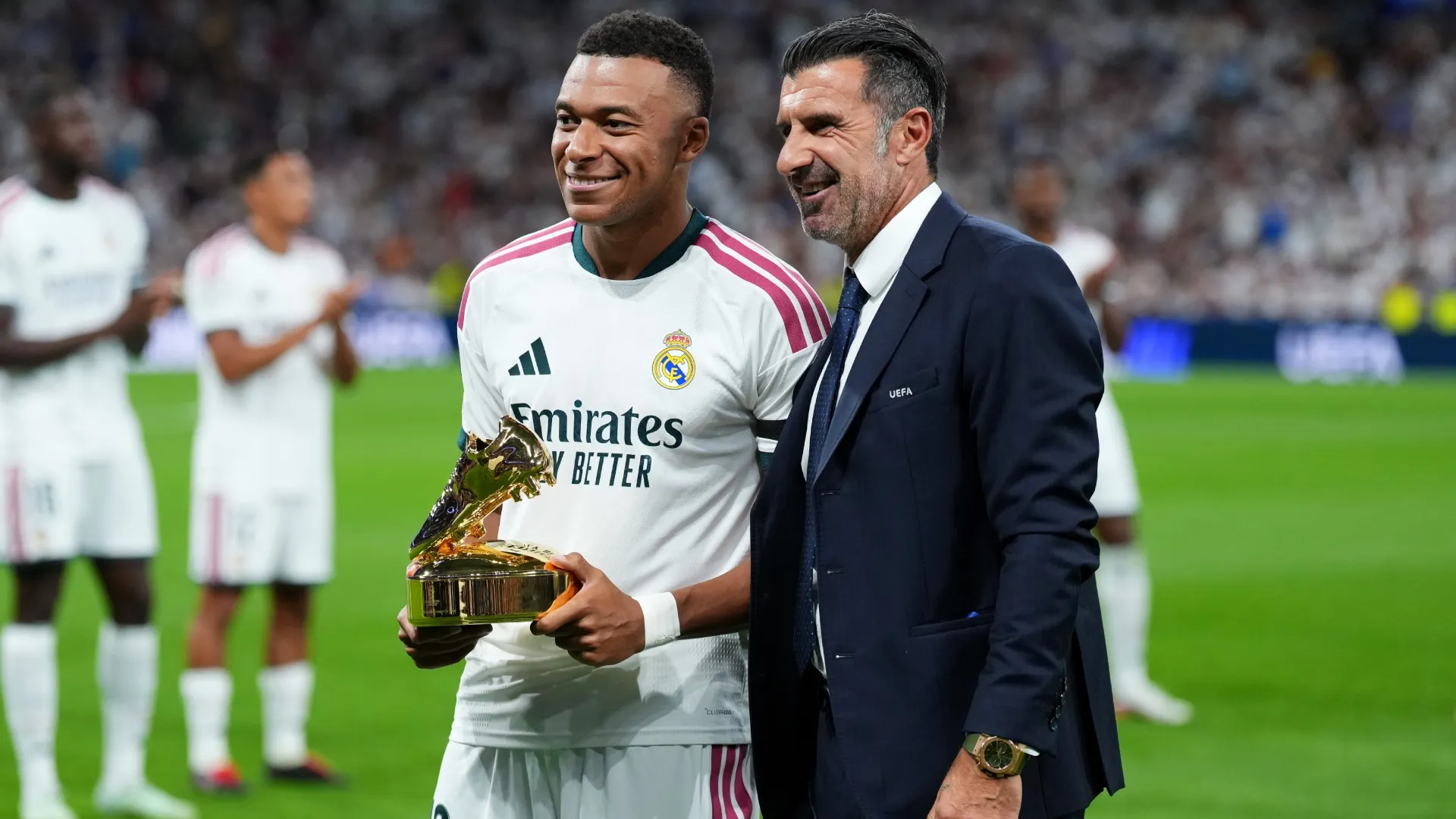 Kylian Mbappé posa con la Bota de Oro de la UEFA Champions League 25-26 junto a Luis Figo. (Angel Martinez/Getty Images)