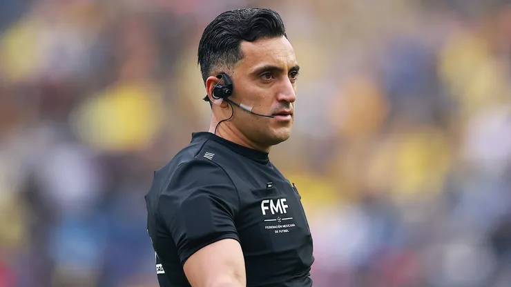 Ismael Rosario López Peñuelas arbitrando un partido.