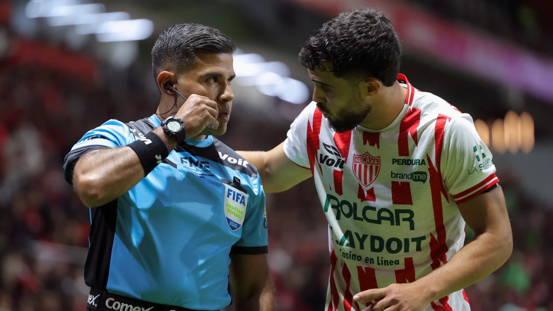 Leonardo Javier Castillo habla con Agustin Oliveros de Necaxa.