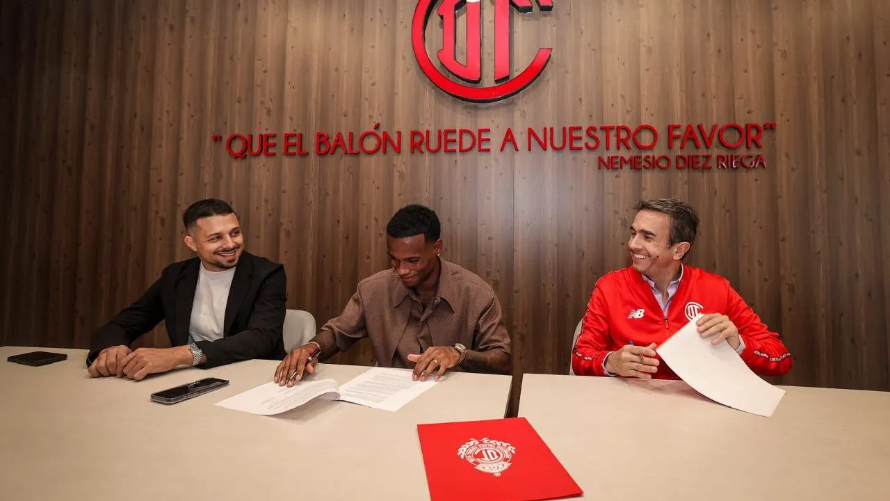 El momento de la firma de Helinho [Foto: Toluca FC]