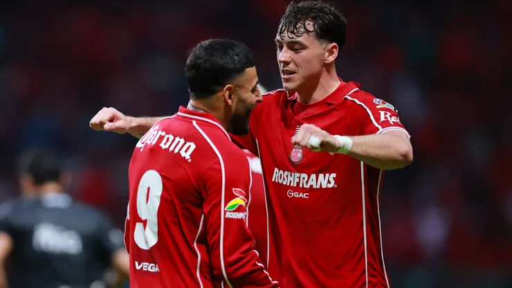 Federico Viñas y Alexis Vega celebran el gol de Toluca ante Santos Laguna.