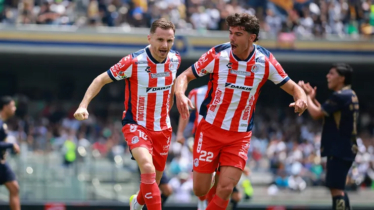 Sebastien Salles-Lamonge de Atlético de San Luis celebrando tras anotar de penal contra los Pumas de la UNAM.