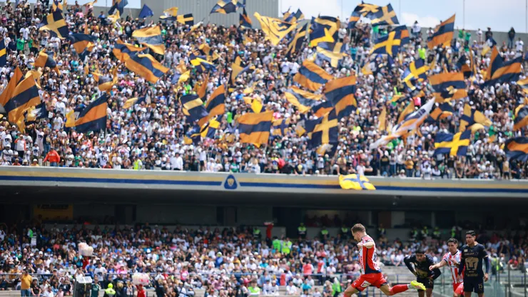 Afición encara a los jugadores de Pumas