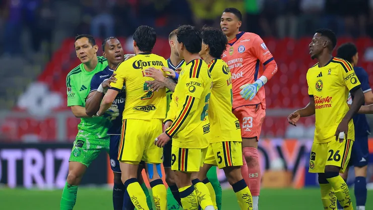 América y Cruz Azul disputan un amistoso.
