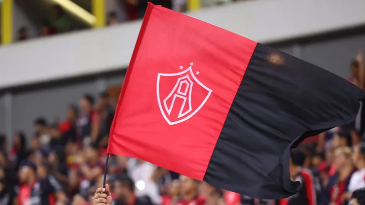 Una bandera de Atlas ondea en el Estadio Jalisco.
