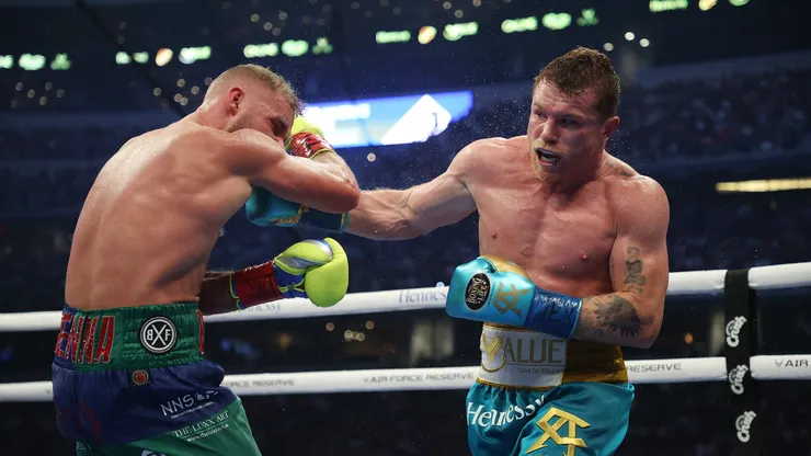 Canelo Álvarez y Billy Joe Sanders se enfrentaron en 2021.