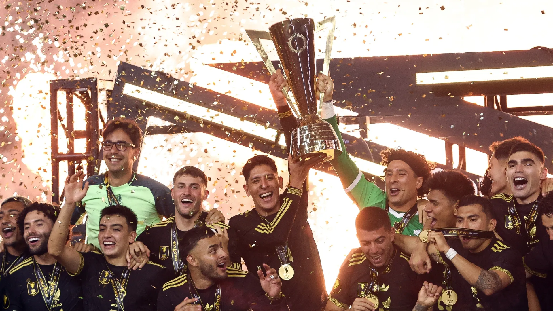 Edson Álvarez levantando la Copa Oro con México.
