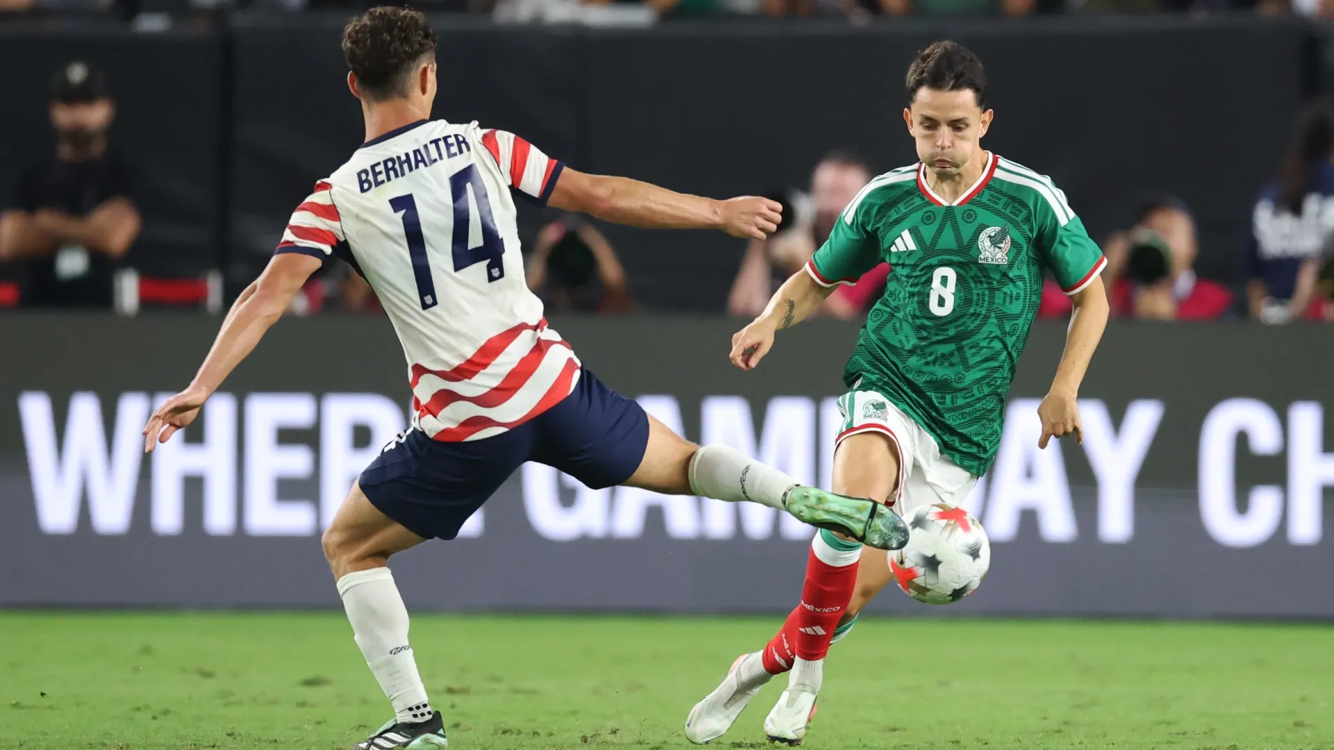 Sebastian Berhalter intercepta a Álvaro Fidalgo.