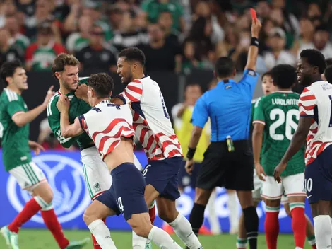Santiago Giménez se salvó de una expulsión