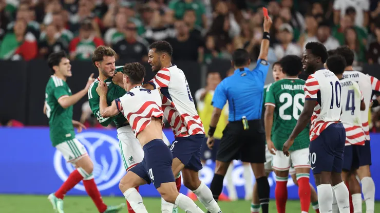 Santiago Giménez se salvó de una expulsión