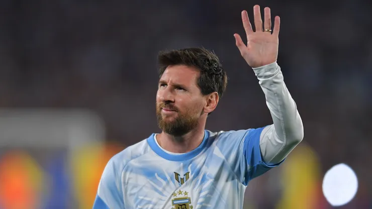 Lionel Messi saluda a los fans en su despedida de la selección nacional.