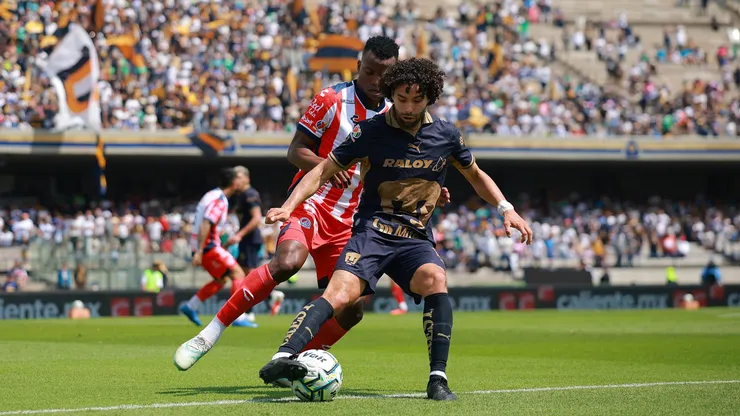 Caicedo y Huerta pelean por el balón en el partido de Pumas vs San Luis, en el Apertura 2026.