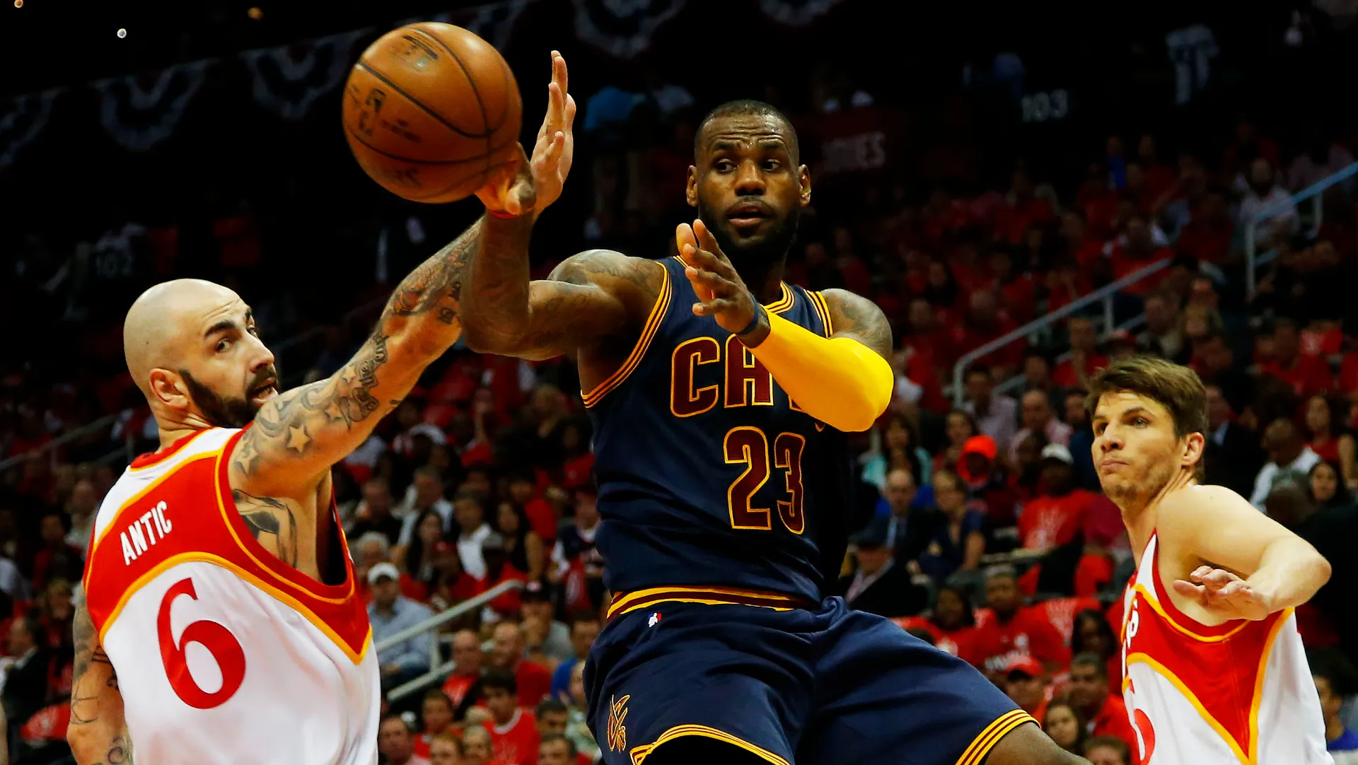Pero Antic marcando a LeBron James en 2015. (GETTY IMAGES)