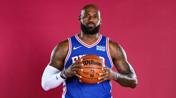 LeBron James podría debutar esta noche con los 76ers.