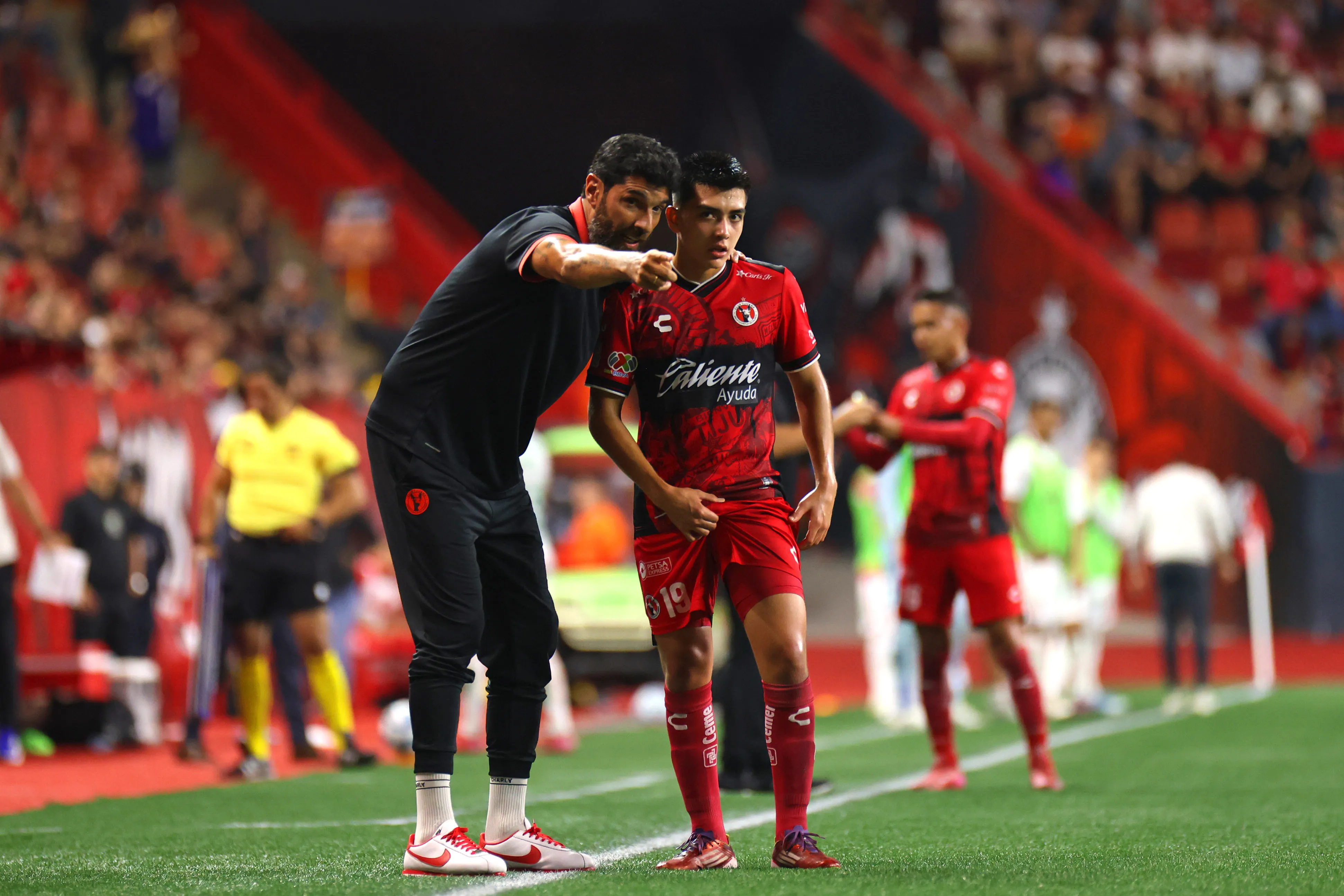 Sebastián Abreu y Gilberto Mora (Imago7)