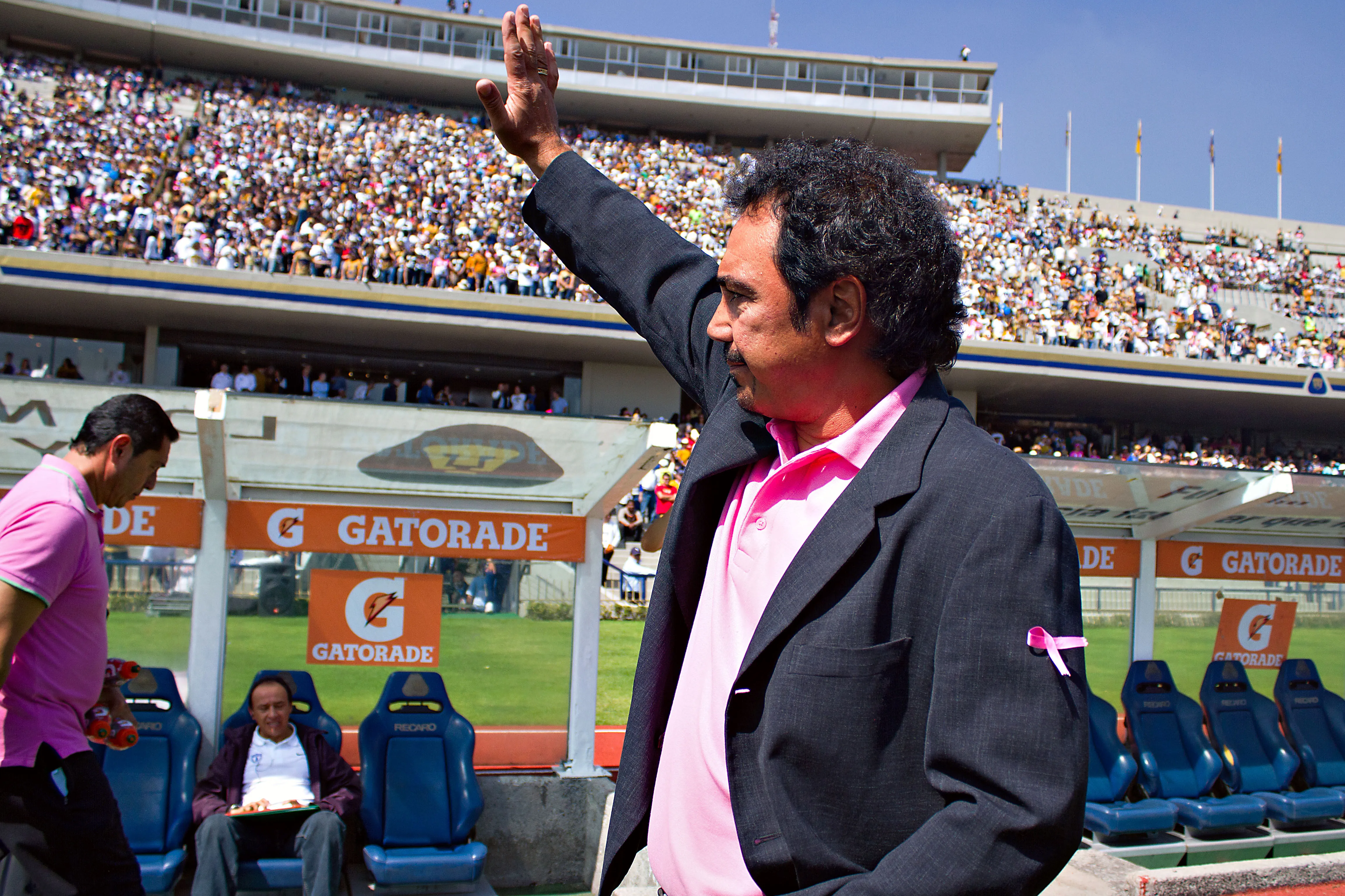 Hugo Sánchez saludando a la afición de Pumas (Imago7)