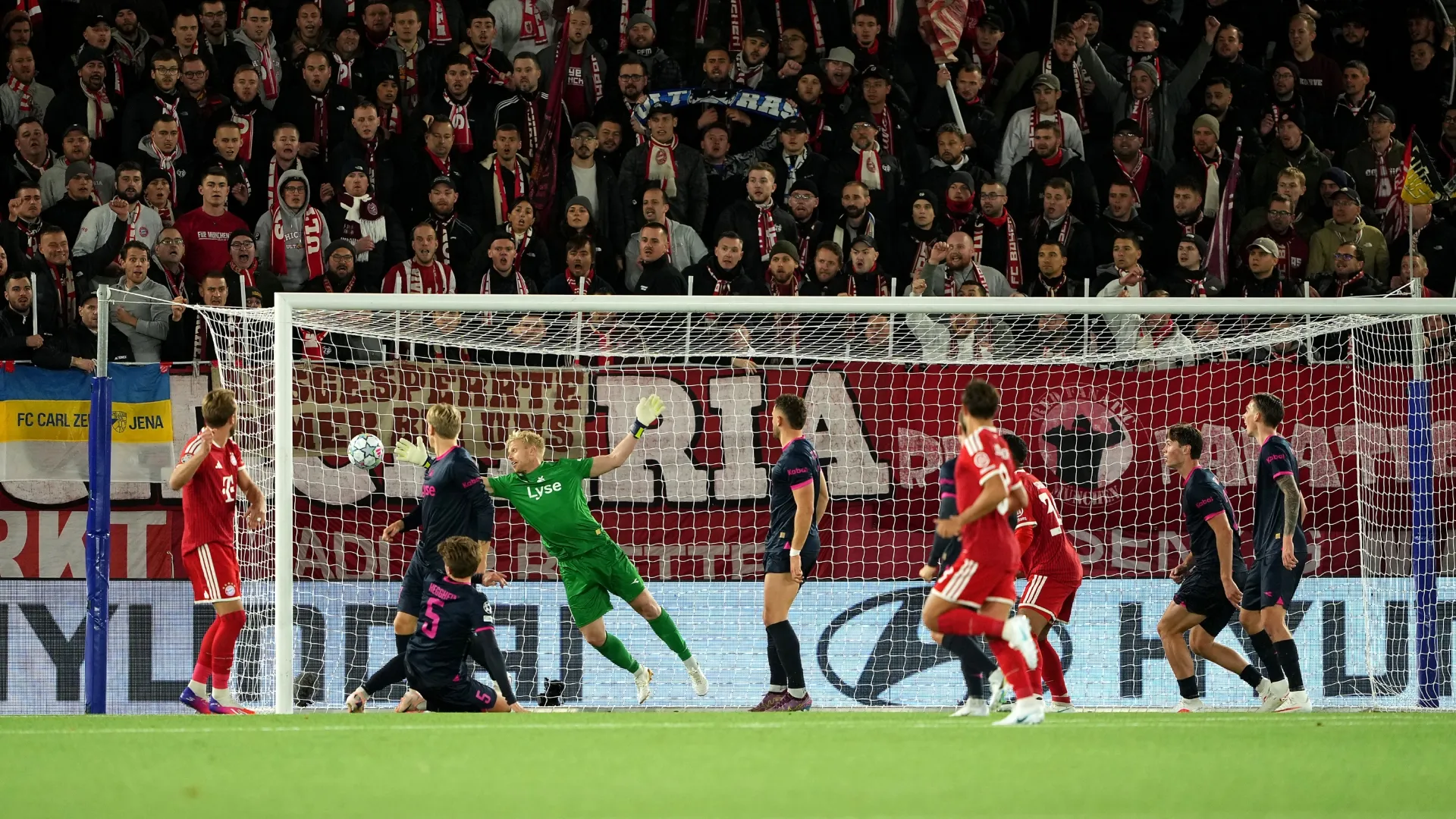 Harry Kane le da la igualdad al Bayern Munich de cabeza.
