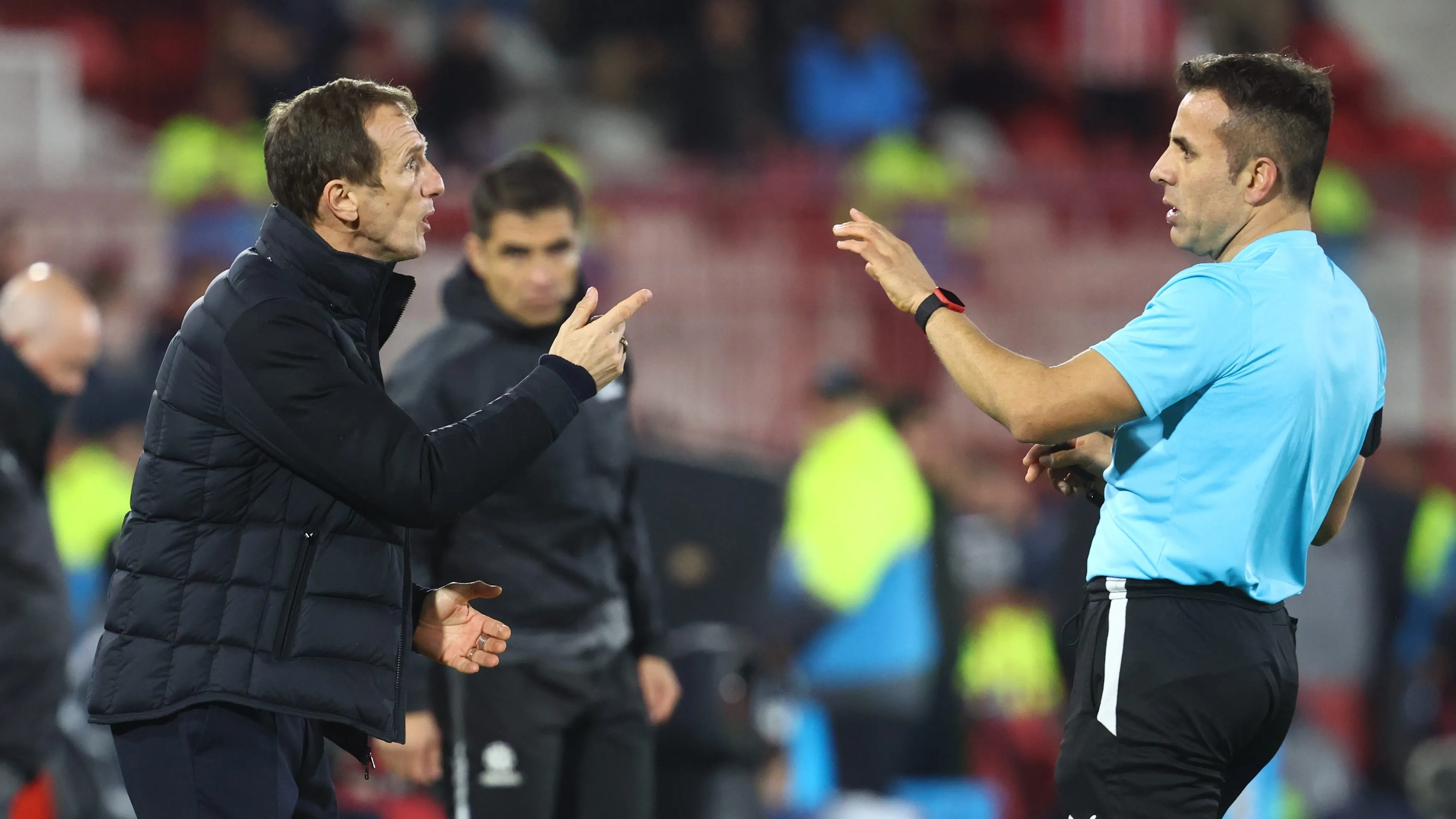 Maza discutiendo con el DT de Boca en esta Copa [Foto: Getty]