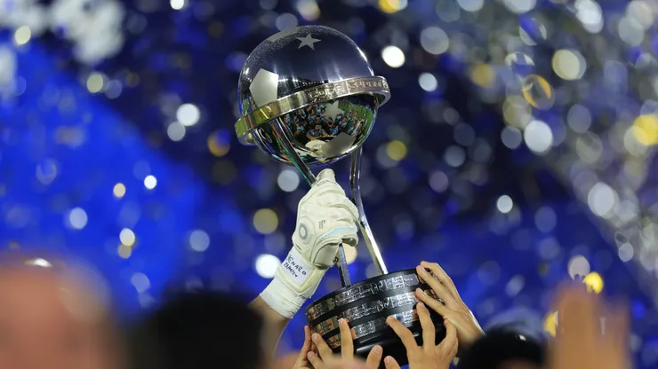 El trofeo de la Copa espera al campeón.