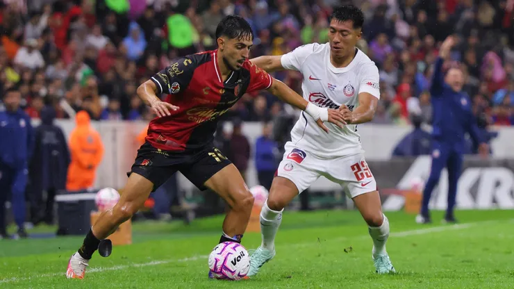Luis Leite y Daniel Aguirre disputando el balón en el partido de Atlas vs Chivas por el Torneo Apertura 2026 de la Liga MX.