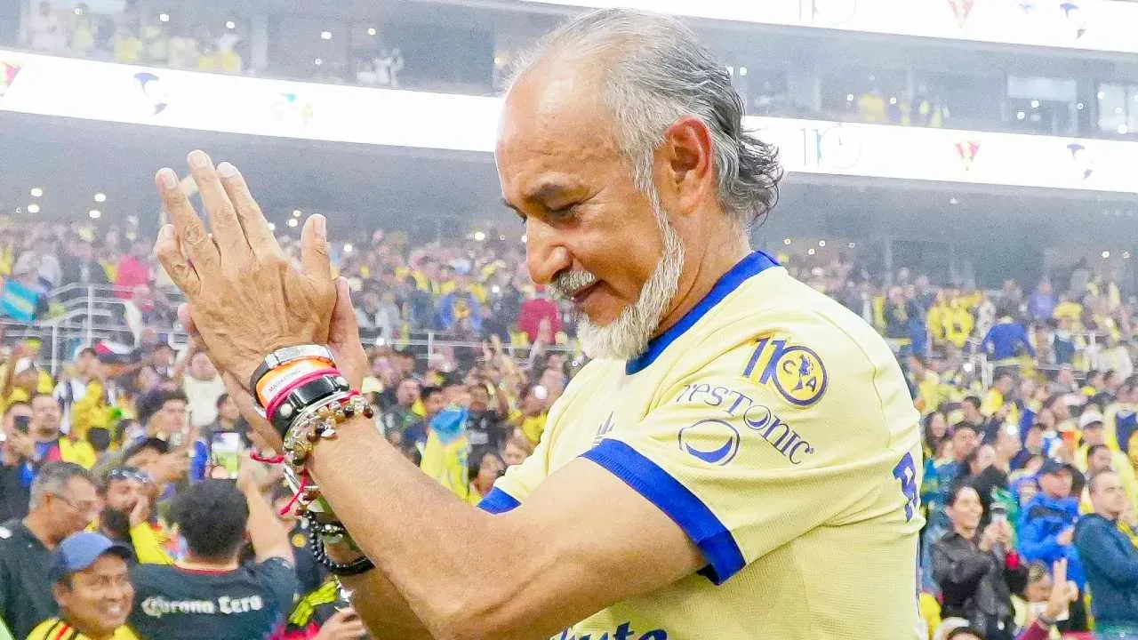 Raúl Gutiérrez con la jersey especial del América.