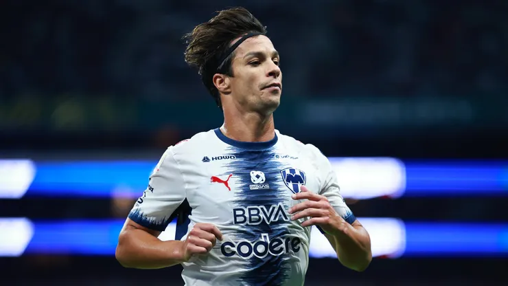Oli Torres no está en el once de Rayados.