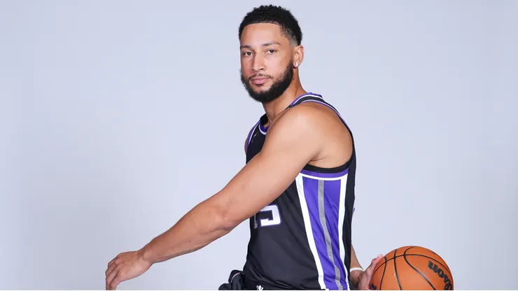 Ben Simmons estará fuera de las canchas otro año.