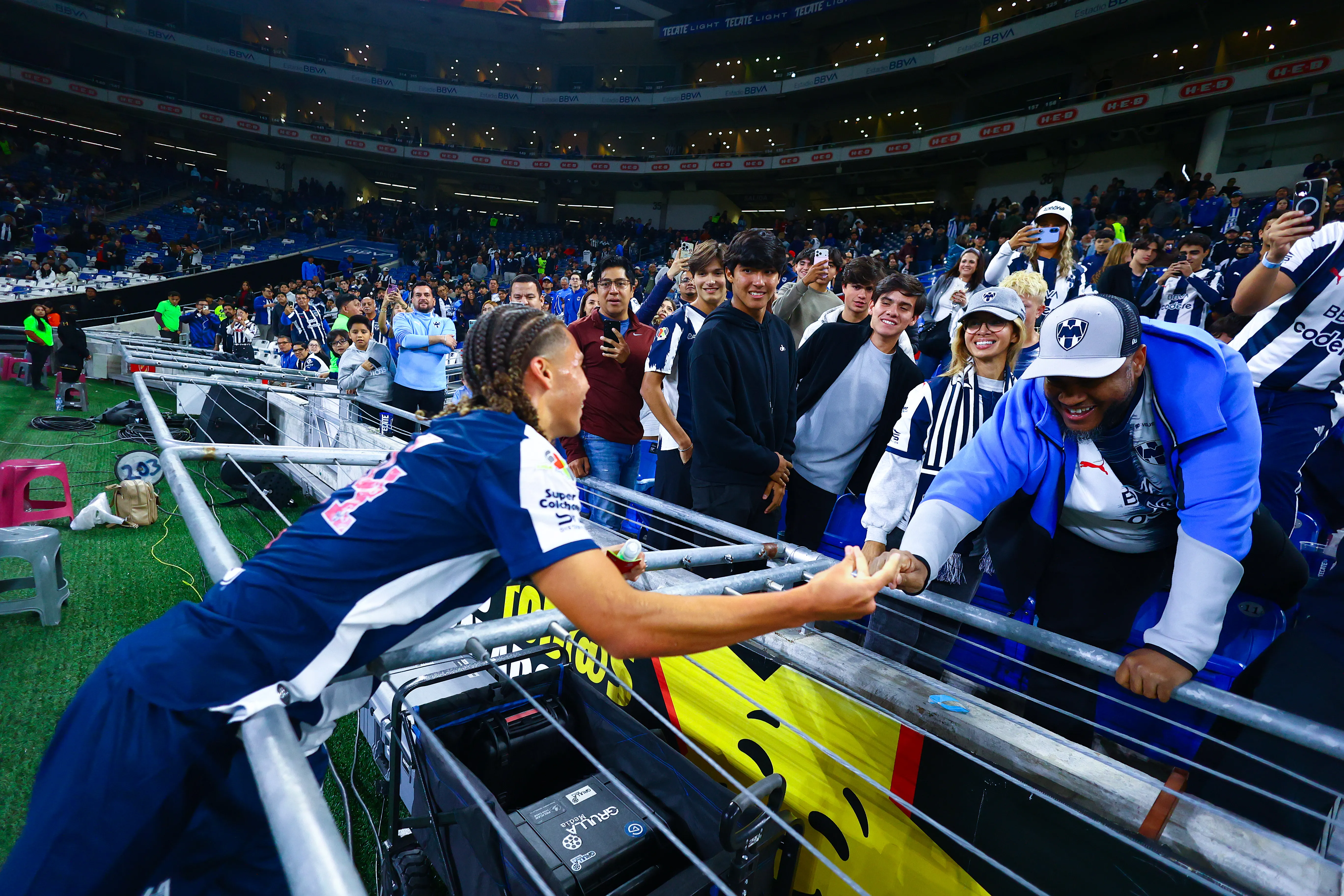 Paxon Ruffin con seres queridos tras el partido (Imago7)