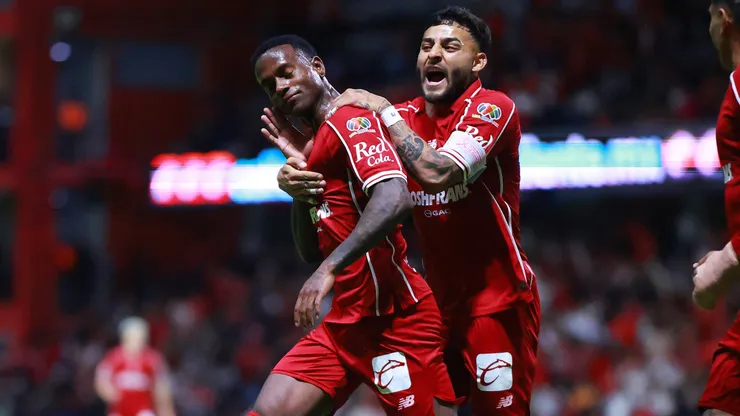Helinho y Alexis Vega celebran el gol de Toluca en el partido contra Tijuana.
