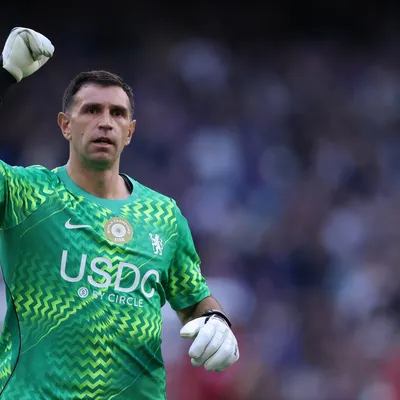 ¿Por qué no juega Dibu Martínez en Chelsea vs. Tottenham por la Premier League?