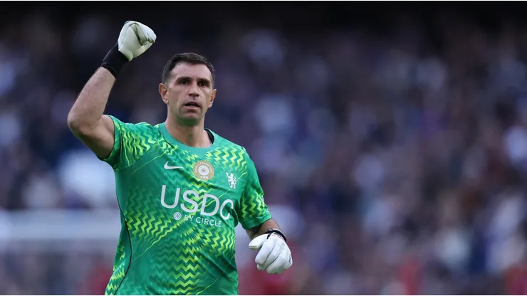 Dibu Martínez es bajara para enfrentar a Tottenham.