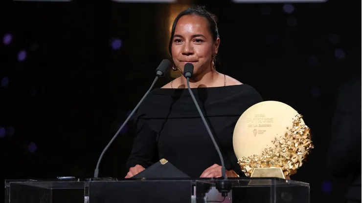 Charlyn Corral recibe inesperado premio en el Balón de Oro
