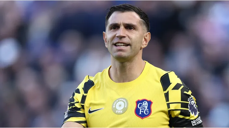 Dibu Martínez no jugará ante Liverpool.