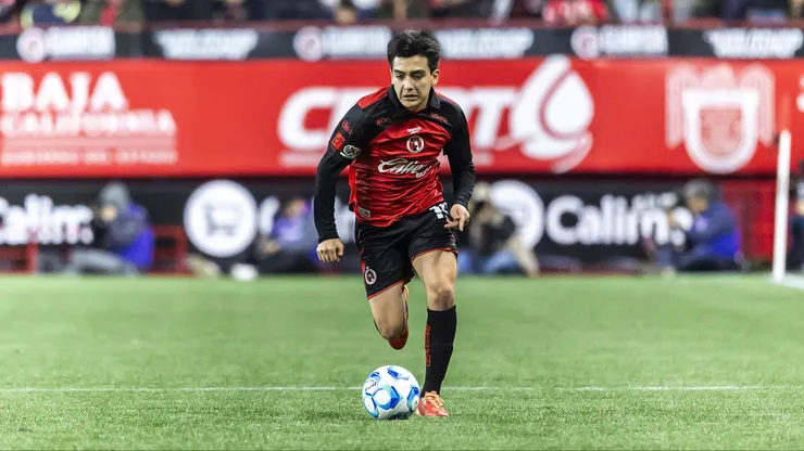 Gil Mora no está en el once del Tijuana.