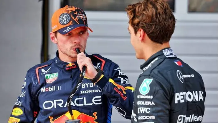 Verstappen y Russell, afuera de la Práctica 1.