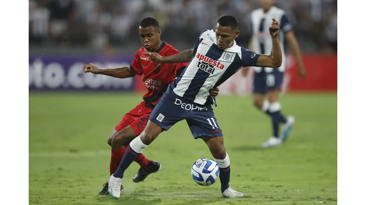 LIMA, PERU - APRIL 04: Bryan Reyna of Alianza Lima fights for the ball with Erick Conrado of Athletico Paranaense during a Copa CONMEBOL Libertadores group G match between Alianza Lima and Athletico Paranaense at Estadio Alejandro Villanueva on April 4, 2023 in Lima, Peru. (Photo by Daniel Apuy/Getty Images)