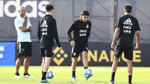 EZEIZA, ARGENTINA - MARCH 23: Luka Romero of Argentina (3L) drives the ball as Javier Mascherano (L) head coach of Argentina U-20 looks on during the U-20 training session at Julio H. Grondona Training Camp on March 23, 2022 in Ezeiza, Argentina. (Photo by Rodrigo Valle/Getty Images)