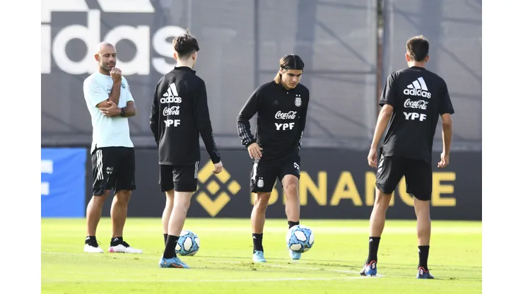 EZEIZA, ARGENTINA - MARCH 23: Luka Romero of Argentina (3L) drives the ball as Javier Mascherano (L) head coach of Argentina U-20 looks on during the U-20 training session at Julio H. Grondona Training Camp on March 23, 2022 in Ezeiza, Argentina. (Photo by Rodrigo Valle/Getty Images)
