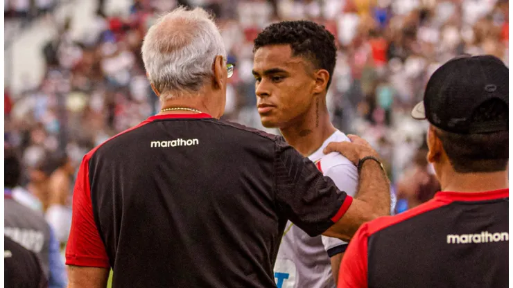 Christopher Olivares muy cerca de Universitario de Deportes