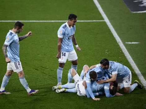 Renato Tapia seguido muy de cerca por el Porto