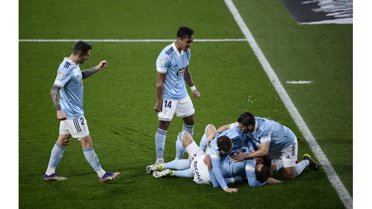 VIGO, SPAIN - JANUARY 24: Brais Mendez of Celta Vigo celebrates with Renato Tapia and team mates after scoring their side's first goal during the La Liga Santander match between RC Celta and SD Eibar at Abanca-Balaídos on January 24, 2021 in Vigo, Spain. Sporting stadiums around Spain remain under strict restrictions due to the Coronavirus Pandemic as Government social distancing laws prohibit fans inside venues resulting in games being played behind closed doors. (Photo by Octavio Passos/Getty Images)