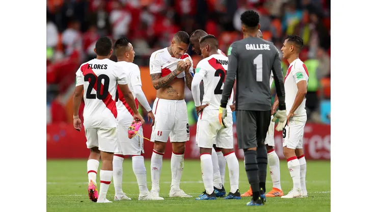 YEKATERINBURG, RUSSIA - JUNE 21: Peru players look dejcted at half time during the 2018 FIFA World Cup Russia group C match between France and Peru at Ekaterinburg Arena on June 21, 2018 in Yekaterinburg, Russia. (Photo by Catherine Ivill/Getty Images)
