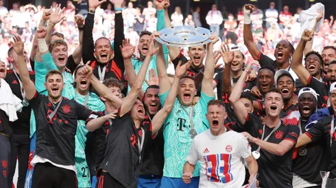 COLOGNE, GERMANY - MAY 27: Manuel Neuer of FC Bayern Munich lifts the Bundesliga Meisterschale trophy after the team's victory in the Bundesliga match between 1. FC Köln and FC Bayern München at RheinEnergieStadion on May 27, 2023 in Cologne, Germany. (Photo by Alexander Hassenstein/Getty Images)