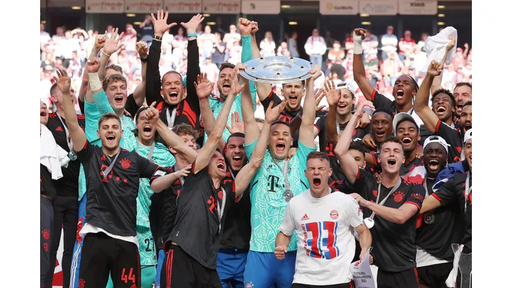 COLOGNE, GERMANY - MAY 27: Manuel Neuer of FC Bayern Munich lifts the Bundesliga Meisterschale trophy after the team's victory in the Bundesliga match between 1. FC Köln and FC Bayern München at RheinEnergieStadion on May 27, 2023 in Cologne, Germany. (Photo by Alexander Hassenstein/Getty Images)
