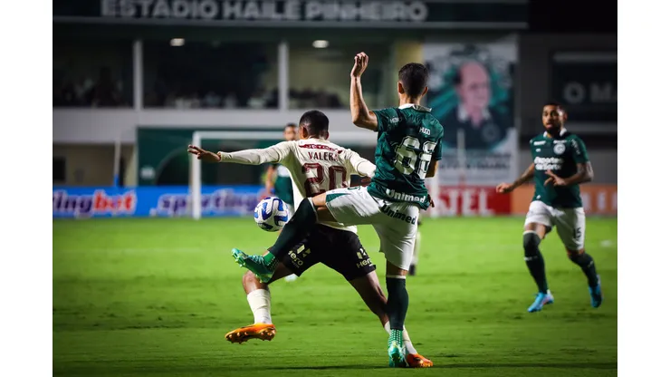 Con bombas lacrimogenas: plantel de Universitario fue agredido por hinchas de Goiás