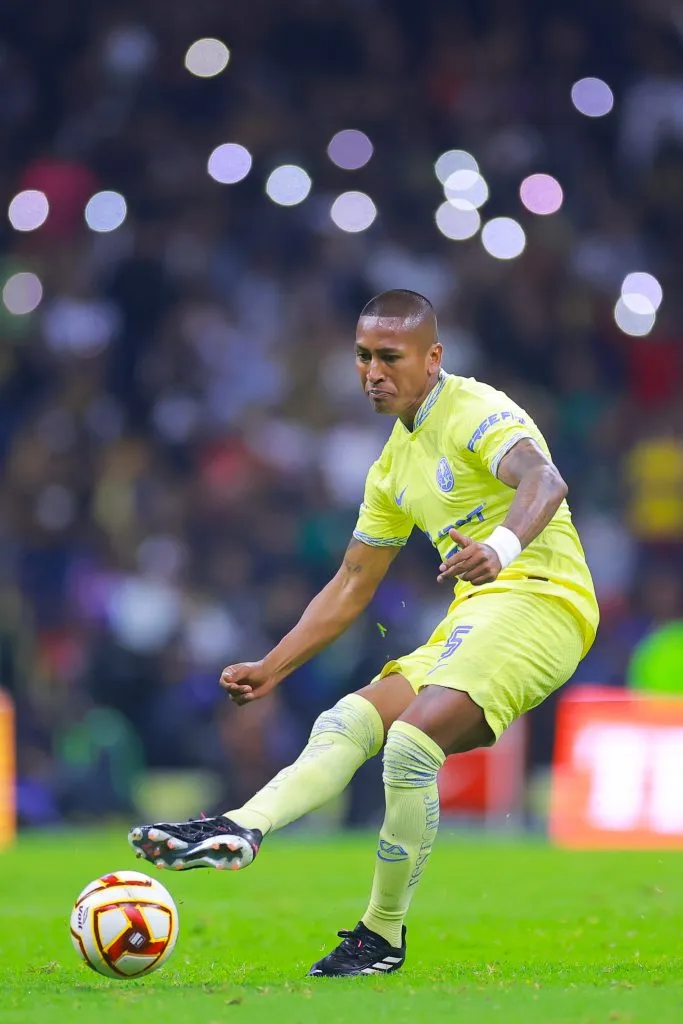 MEXICO CITY, MEXICO – APRIL 22: Pedro Aquino of America passes the ball during the 16th round match between America and Pumas UNAM as part of the Torneo Clausura 2023 Liga MX at Azteca Stadium on April 22, 2023 in Mexico City, Mexico. (Photo by Hector Vivas/Getty Images)