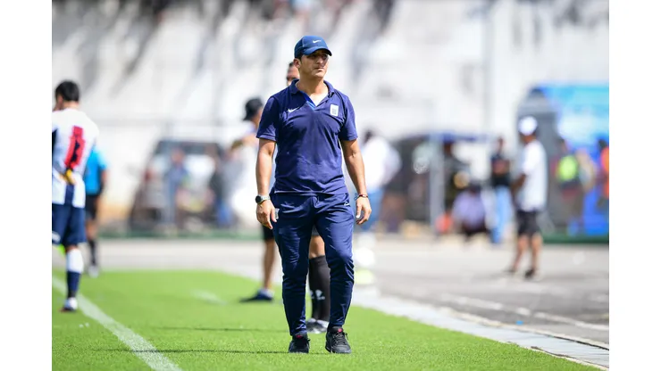 Salas recibe críticas por su manejo en Alianza